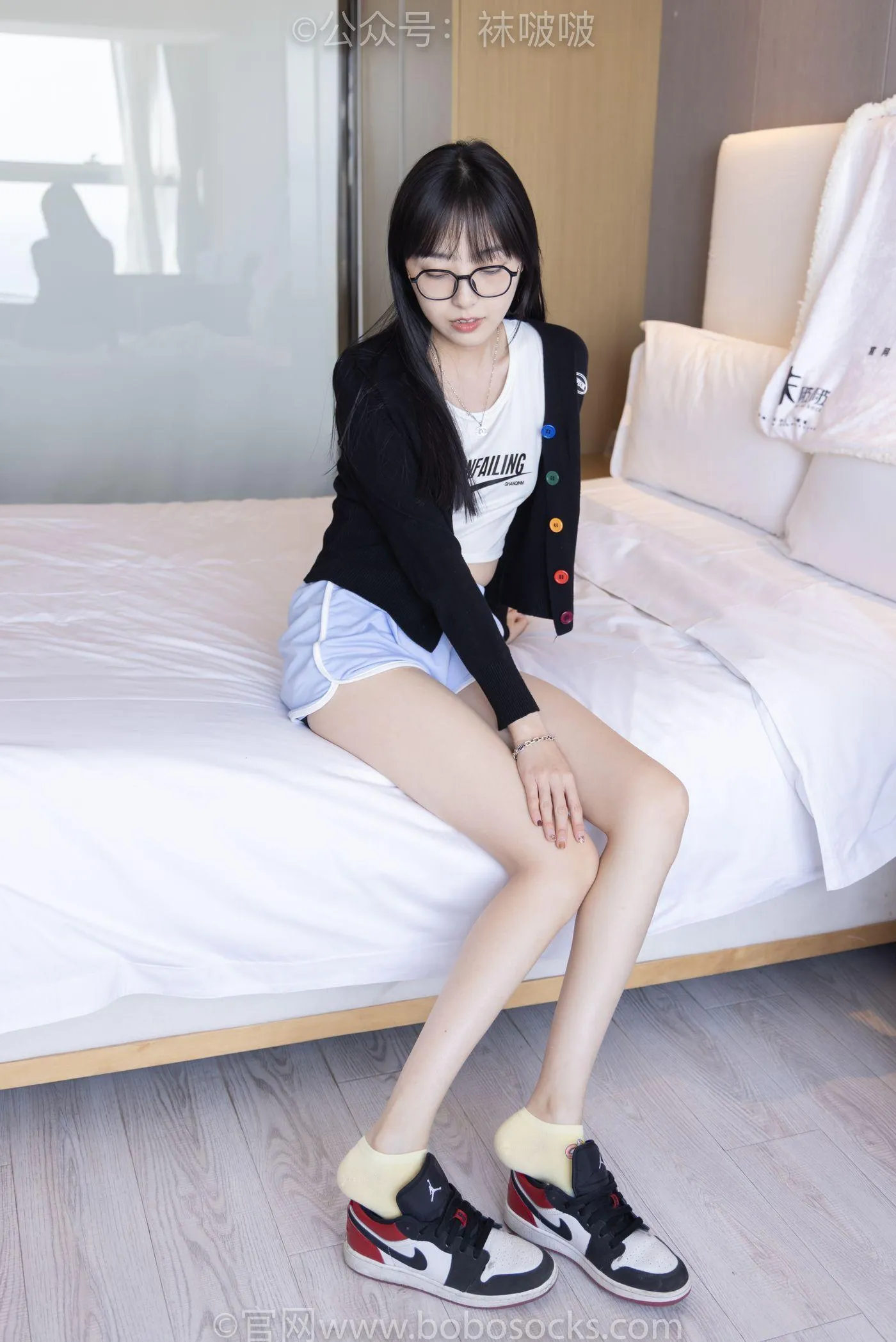 [BoBoSocks袜啵啵]NO.081 稚予- AJ、浅黄色短棉袜、浅蓝色短棉袜、裸足（花絮版） [145P]插图1